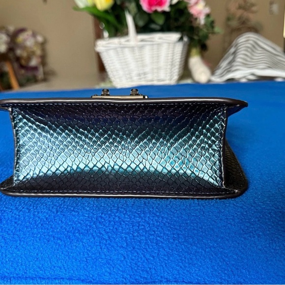 Henri Bendel New York Waldorf Chain Uptown Metallic Party Bag - Picture 4 of 11